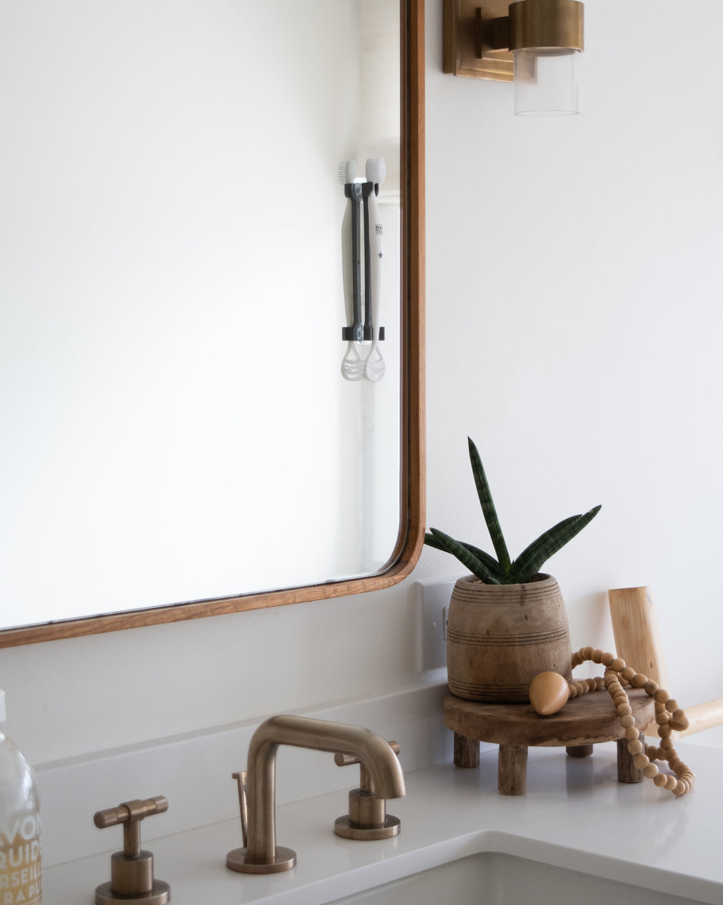 Bundle of 4 Universal Manual Toothbrush Holders
